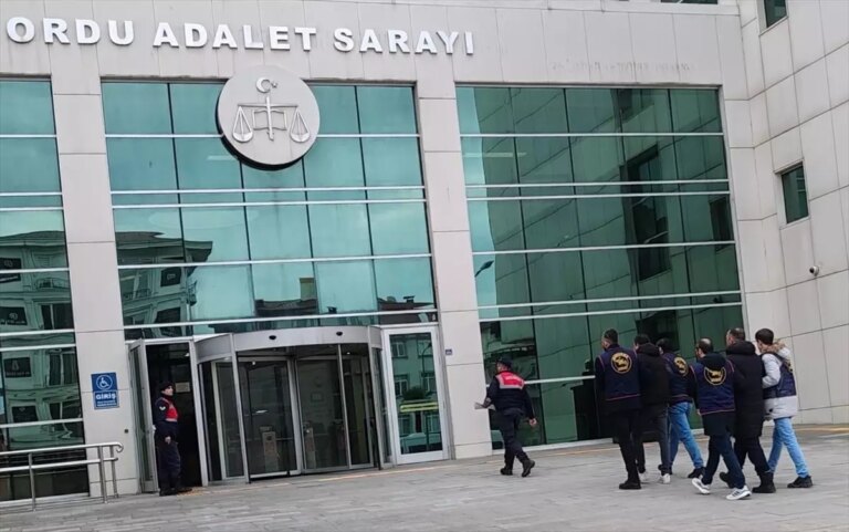 gulyalida-otobus-duragina-ates-acan-iki-supheli-yakalandi-mZAljfhq.jpg