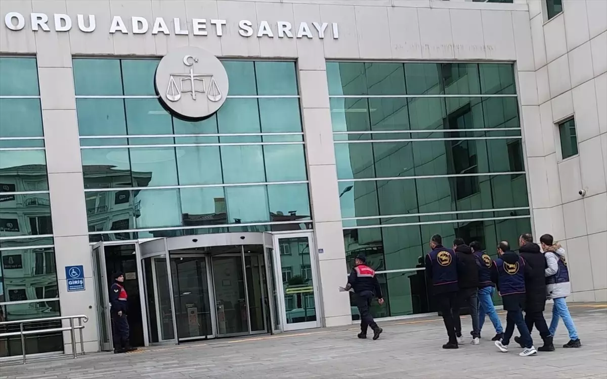 gulyalida-otobus-duragina-ates-acan-iki-supheli-yakalandi-mZAljfhq.jpg
