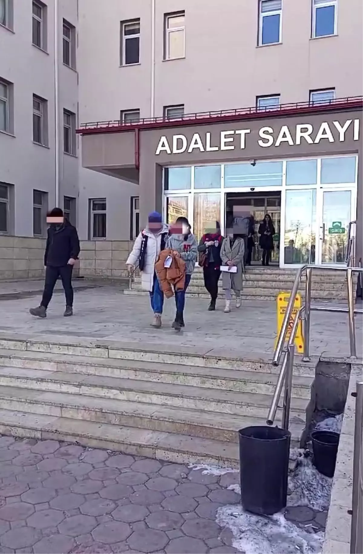 hirsizlik-icin-donduler-yakalandilar-O7r3dN92.jpg