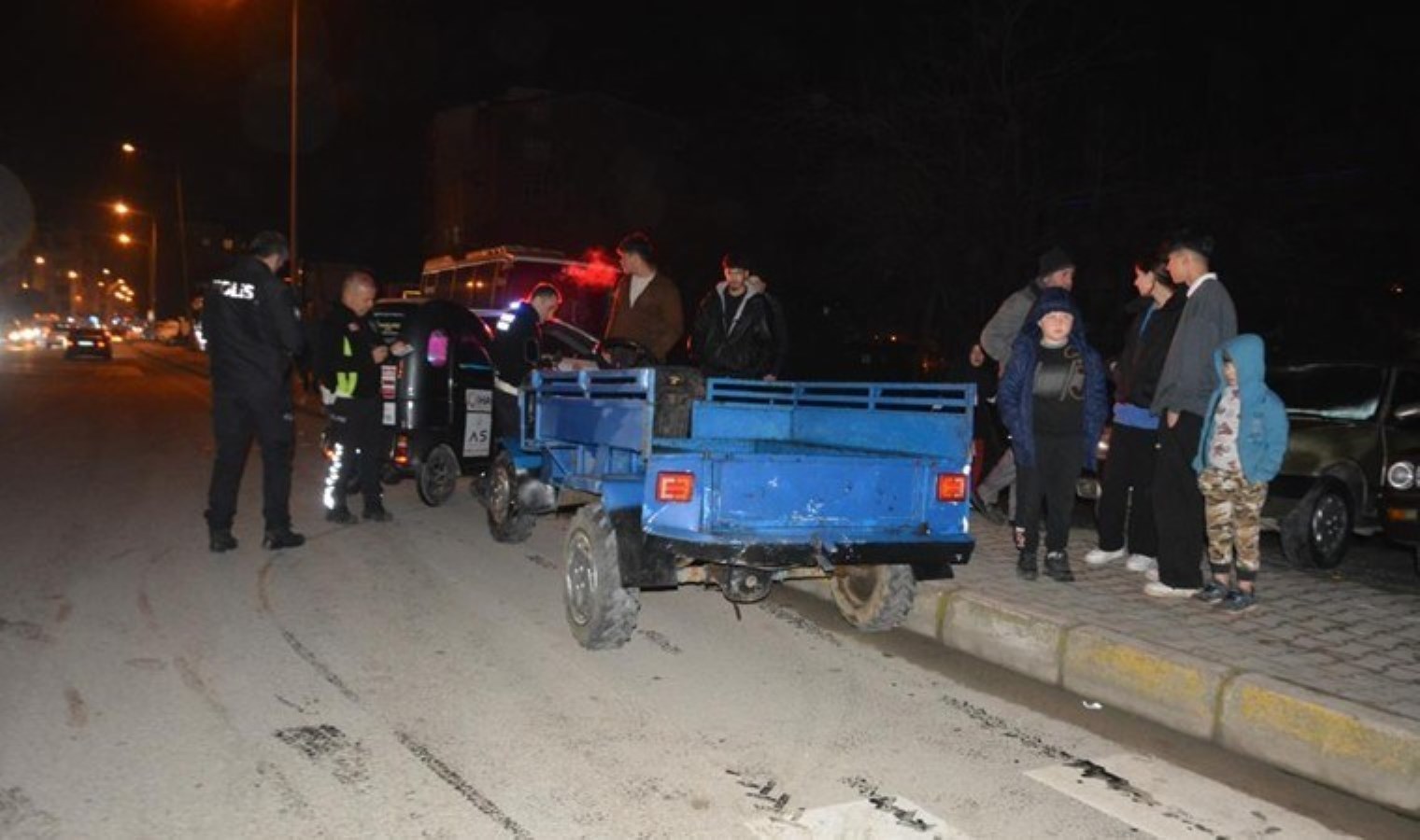 otomobil-park-halindeki-patpata-carpti-2-yarali-IrumN4Yy.jpg