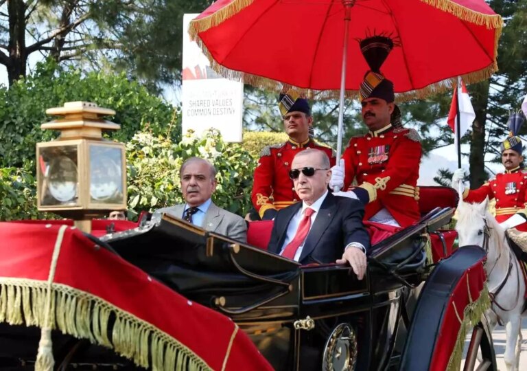 cumhurbaskani-erdogan-pakistanda-resmi-yemege-faytonla-gitti-wgZfCAFe.jpg