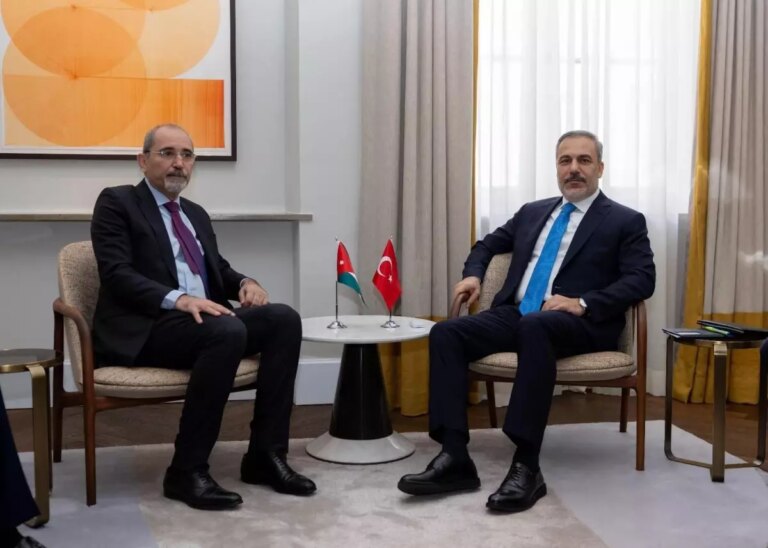 hakan-fidan-munih-guvenlik-konferansinda-urdun-disisleri-bakani-ile-gorustu-bmnruxDW.jpg