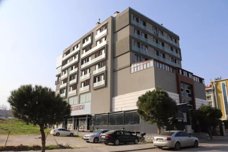 pamukkalede-7-katli-rezidansta-yangin-11-kisi-kurtarildi-xkdT8VFF.jpg
