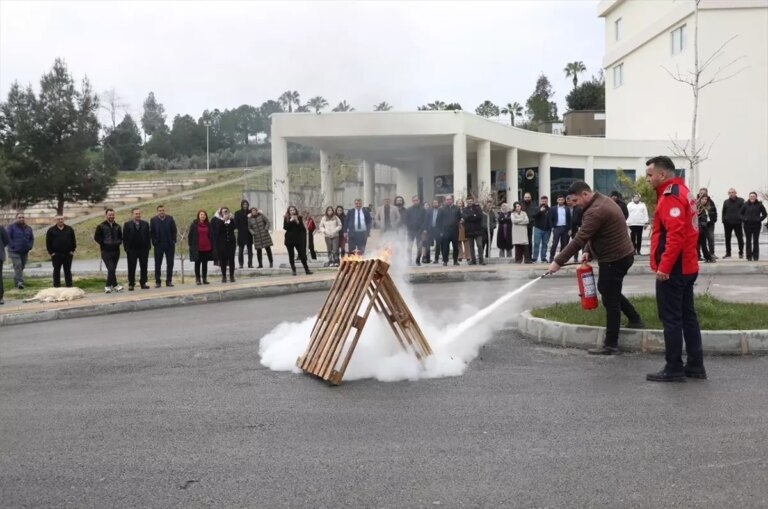 tarsus-universitesinde-yangin-egitimi-w64FgrtQ.jpg