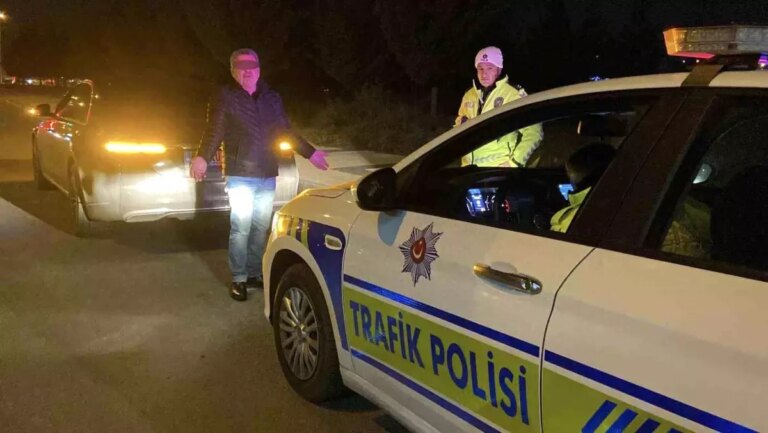 ters-yolda-kacan-surucu-ifadeleriyle-sasirtti-9t8CWjQV.jpg