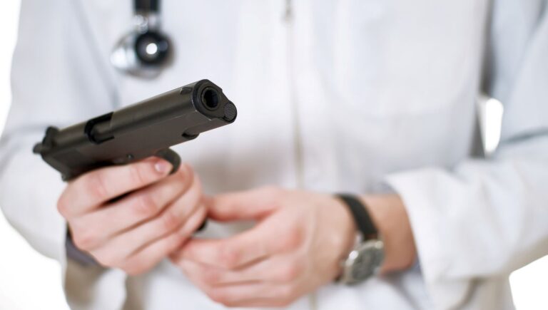 uskudarda-bir-doktor-tutuklandi-personelini-silahla-tehdit-etti-hastalara-biber-gazi-sikti-95YMrZV3.jpg