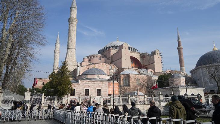 ayasofya-camiinin-kapisini-kirmisti-cezasi-belli-oldu-m2Aa1jz8.jpg