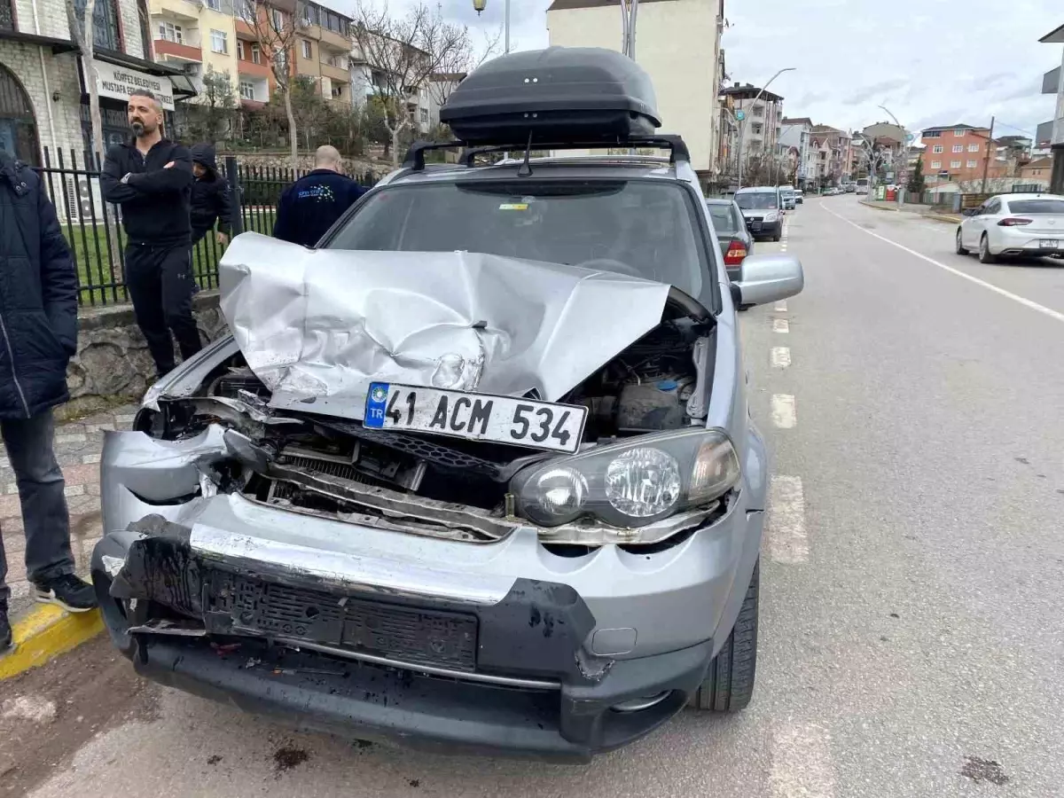 kocaelide-park-halindeki-kamyonete-carpan-otomobilde-cocuk-yaralandi-RcEpEUer.jpg