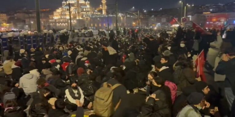 ogrenciler-galata-koprusunde-oturma-eylemine-gecti-x1qfAEfY.jpg