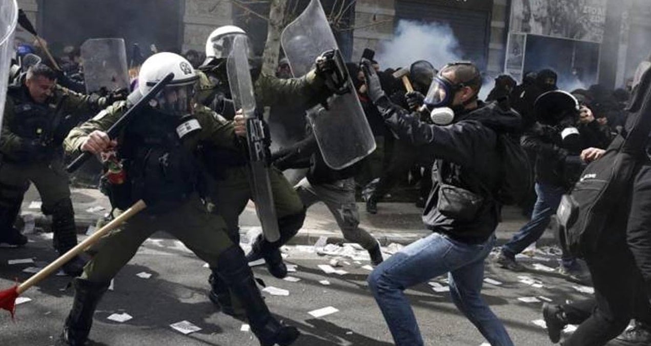 yunanistanda-tren-kazasi-politikalarinda-olay-cikti-NQD1OP2a.jpg
