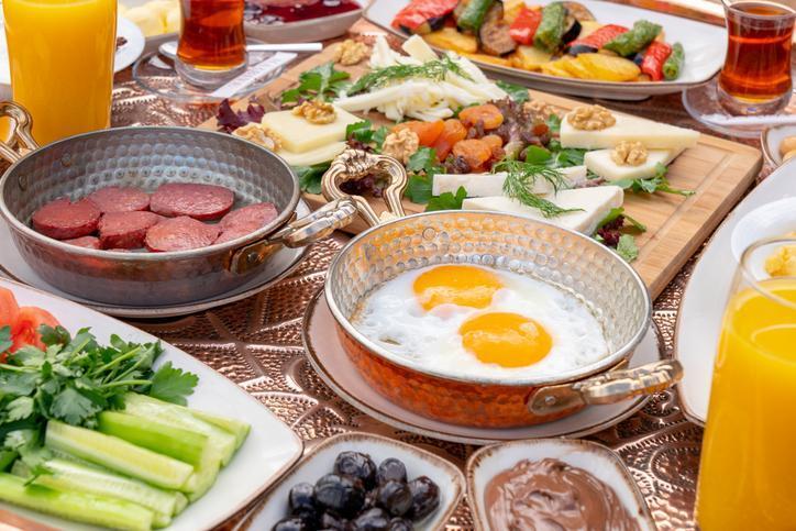 bayram-kahvaltilarinda-sofrada-porsiyonlara-dikkat-aHkBJQbI.jpg