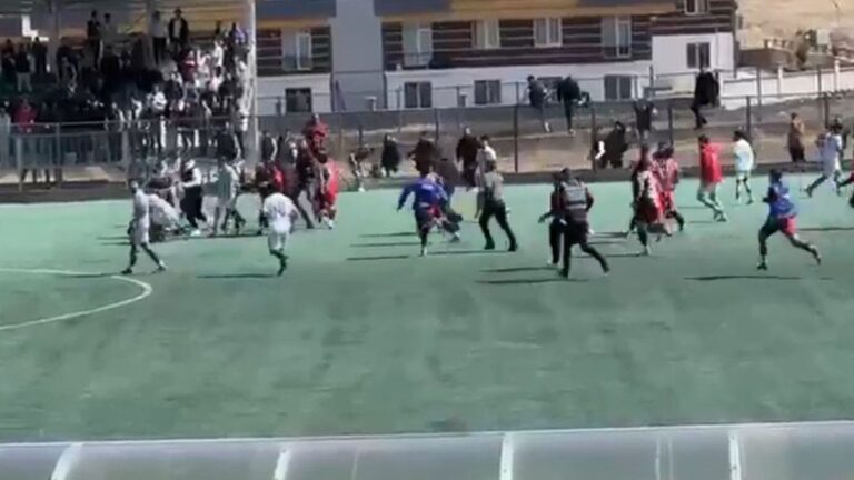 futbol-sahasi-savas-alanina-dondu-oyuncular-ve-taraftarlar-birbirine-girdi-hHQqdhSK.jpg