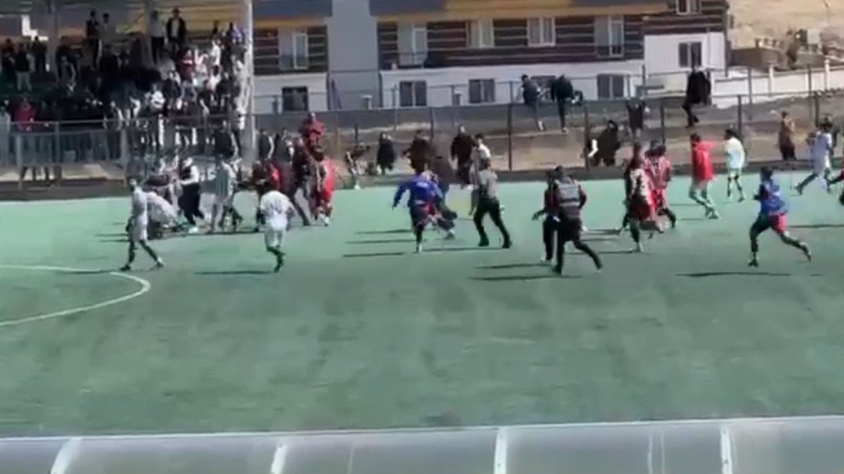 futbol-sahasi-savas-alanina-dondu-oyuncular-ve-taraftarlar-birbirine-girdi-hHQqdhSK.jpg