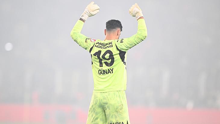 gunay-guvenc-sacma-sapan-seyler-oluyor-7dOfIP5N.jpg