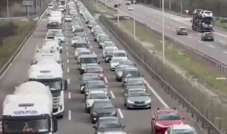 istanbulda-bayram-donusu-trafik-cilesi-basladi-W7vk2uQM.jpg