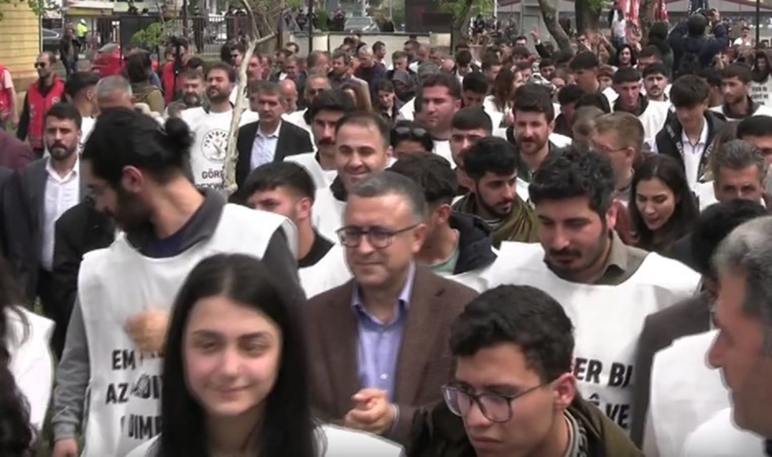 ocalanin-dogum-gununu-kutlamak-icin-sanliurfaya-yuruyus-baslattilar-Hyqz6vRw.jpg