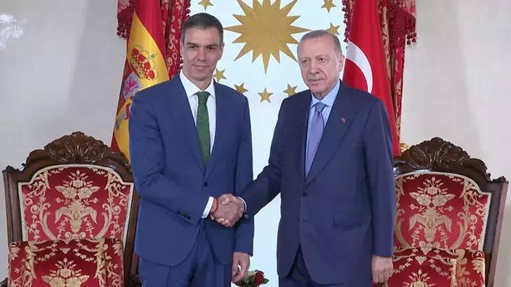 erdogan-ve-ispanya-basbakani-sanchez-dolmabahcede-bir-araya-geldi-et2X6vFP.webp