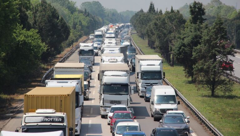 kontrolden-cikan-tir-trafigi-felc-etti-uzun-kuyruklar-olustu-cBBcaNdq.jpg