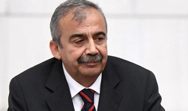 sirri-sureyya-onderin-olumunun-ardindan-siyasilerden-bassagligi-mesajlari-EYlUPqH5.jpg