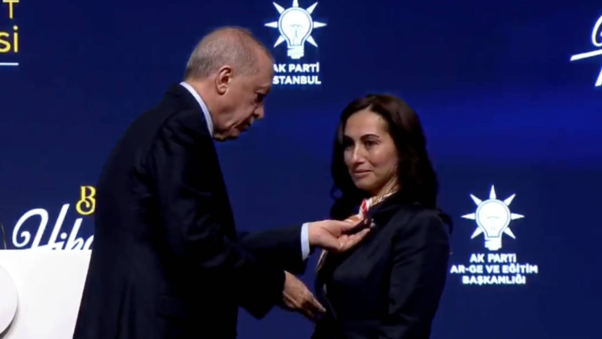 chpden istifa eden beykoz belediye baskanvekili ozlem vural gurzel akpye katildi r7eThu44