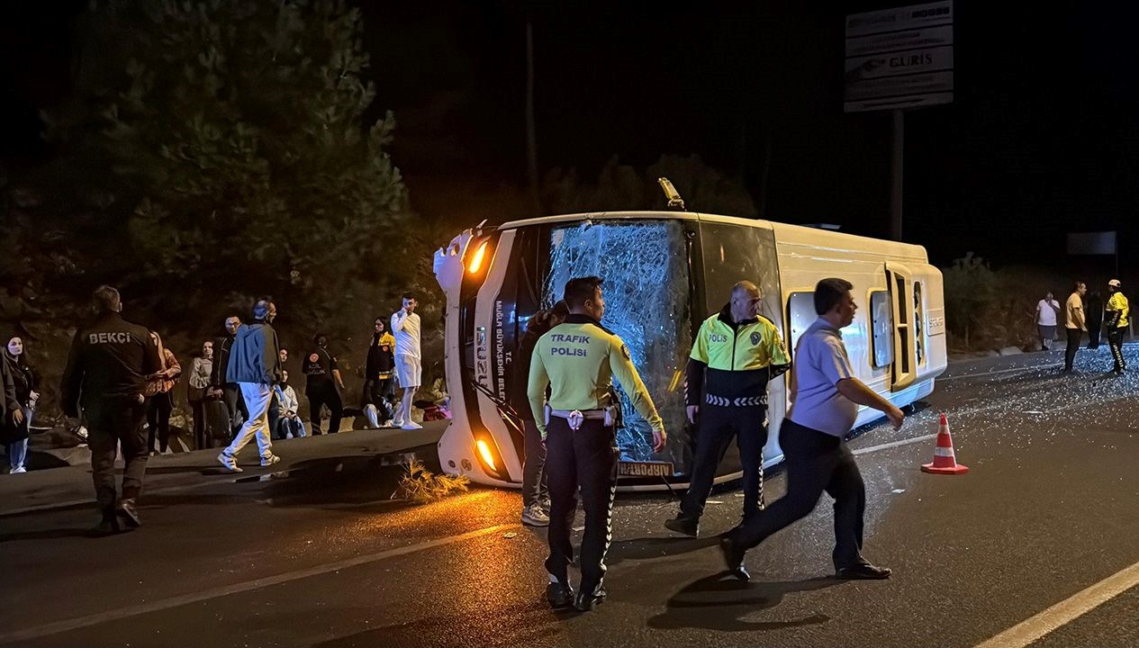 havalimani otobusu devrildi 5 yarali Rz3GmQ9G