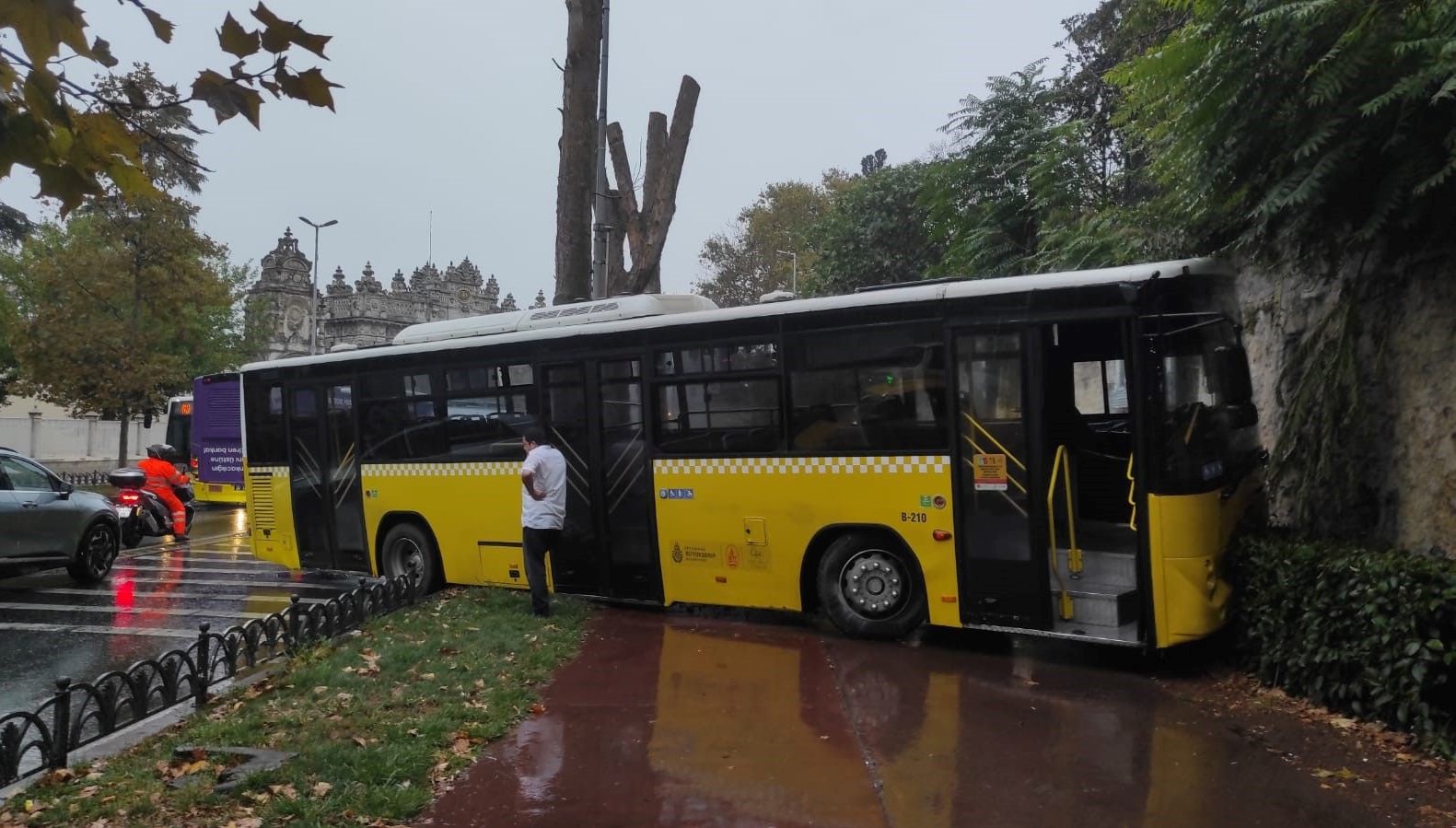 istanbulda iett otobusu motosiklete carpti LBHPcKdI