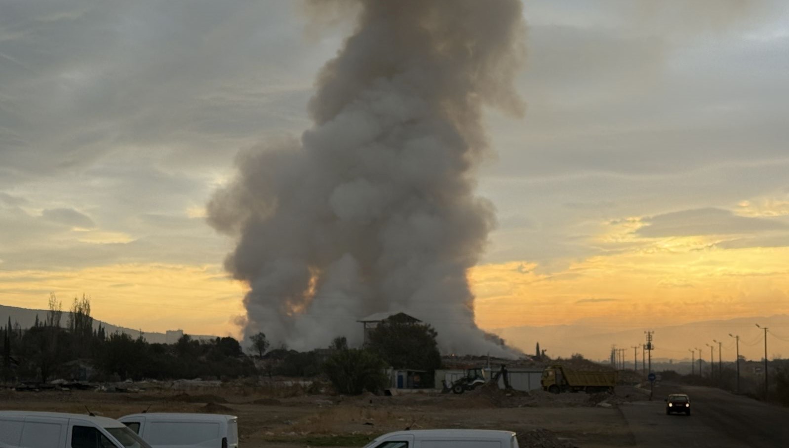 izmirde cop aktarma noktasinda yangin mudahale suruyor hJuhFYUQ