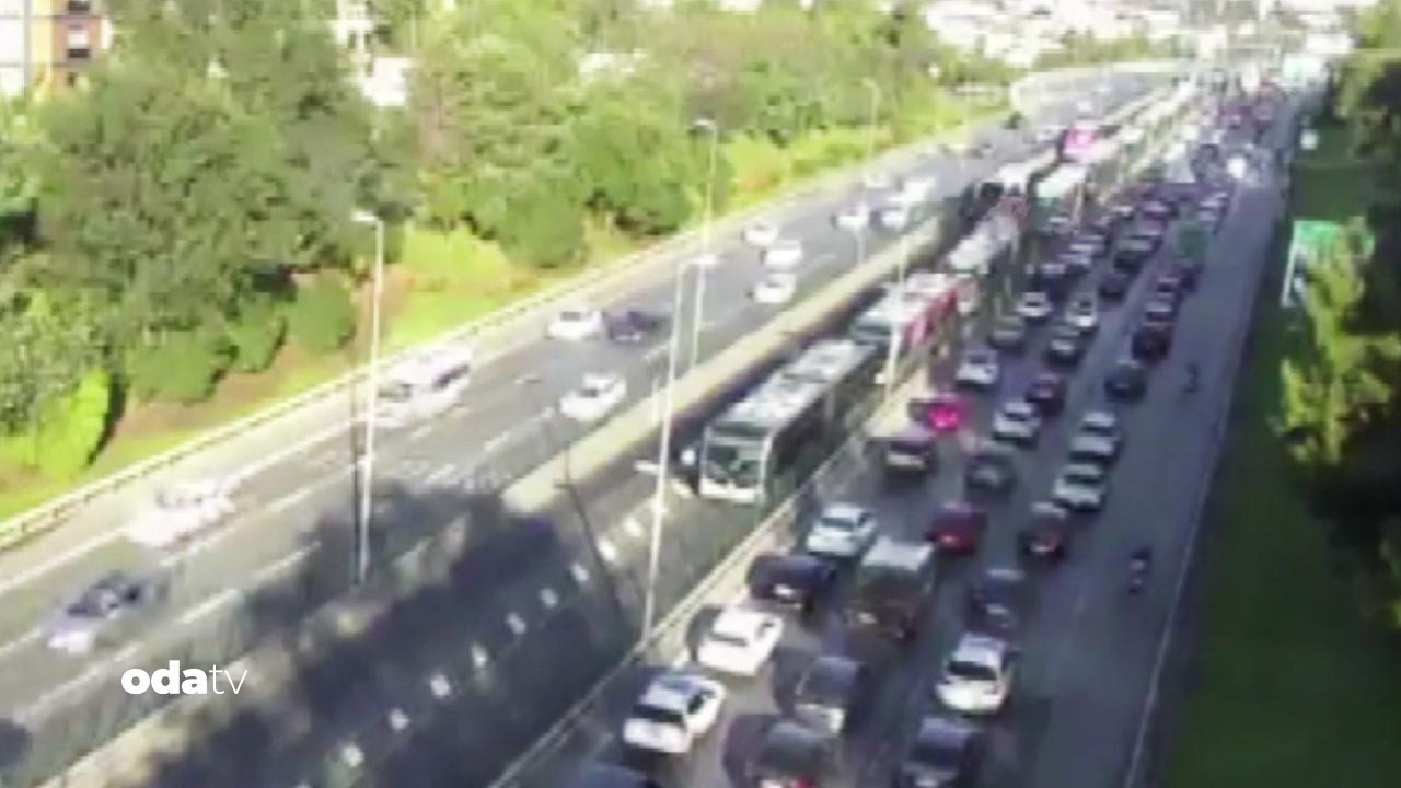 kadikoyde metrobus kaza yapti 7FkbrlFx