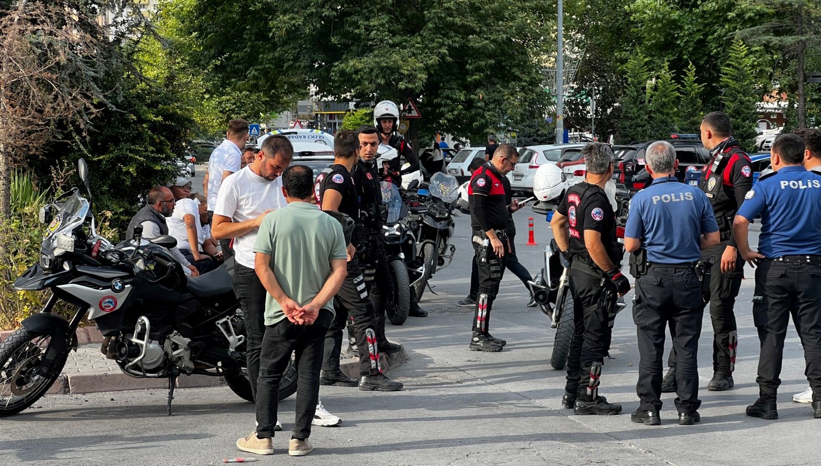 motosikletleri devrildi 2 yunus polisi yaralandi OGAUxD4w