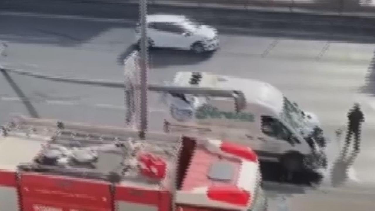 avcilarda minibusun carptigi elektrik diregi d 100e devrildi BXzm1nHR