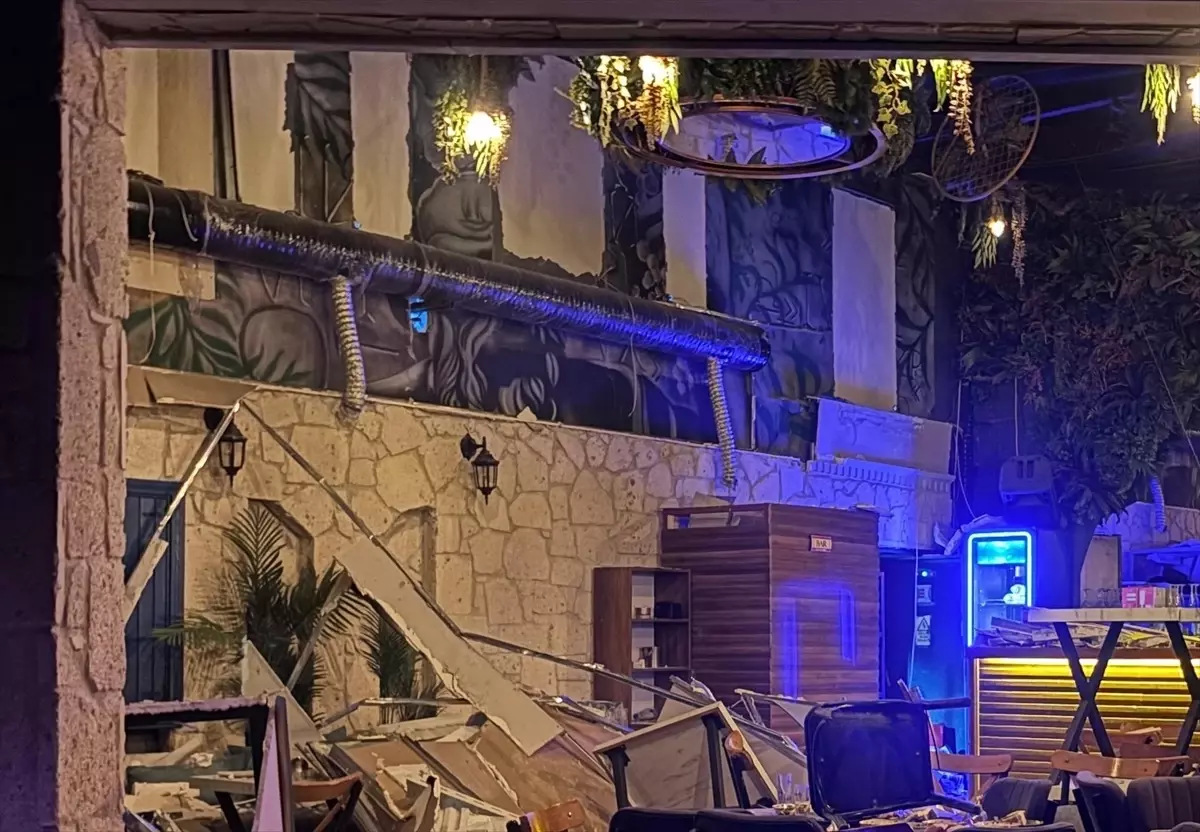 bornovada eglence merkezinde duvar coktu 8atvxCYy.jpg