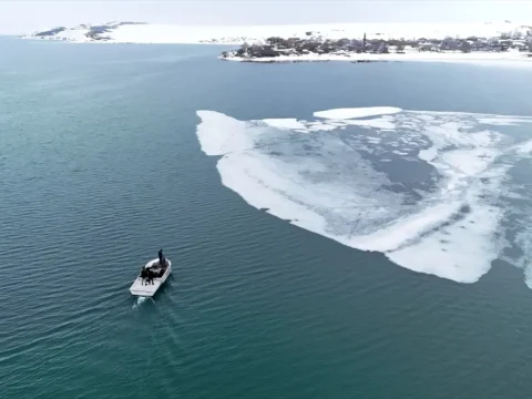 Nazik Gölü’nde Buzlar Çözülüyor: Balıkçılar Gölde Av Peşinde
