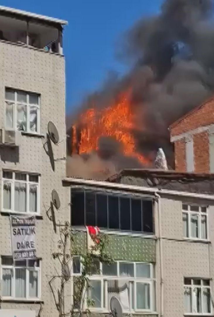 Sultangazi’de çatıda başlayan alevler mahalleyi sardı! 7 bina tehlikeyle karşı karşıya kaldı